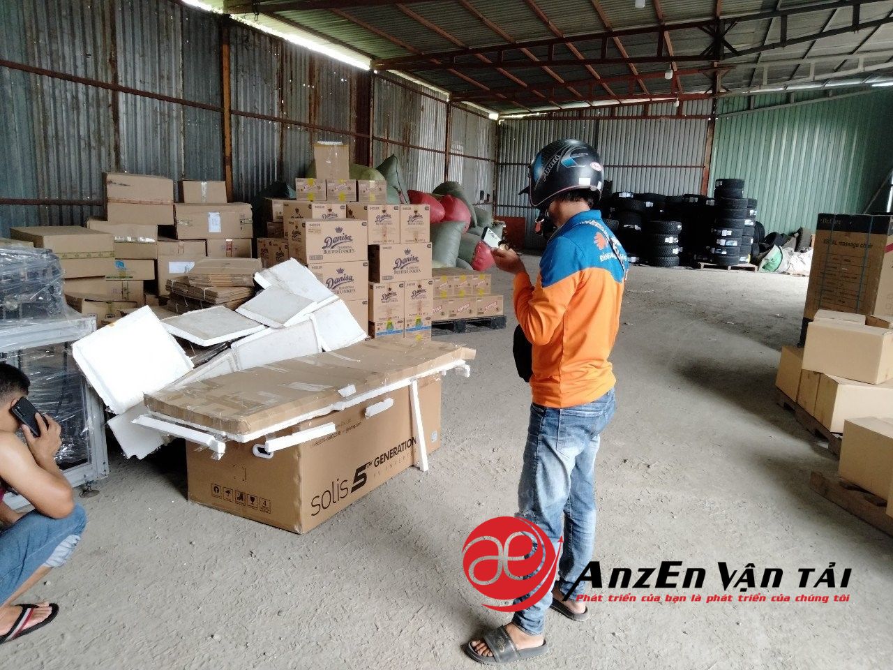 Khách đem hàng ra kho tập kết