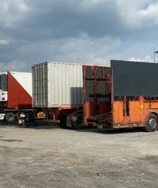  Xe tải ghép hàng cửa khẩu Hữu Nghị nhanh chóng